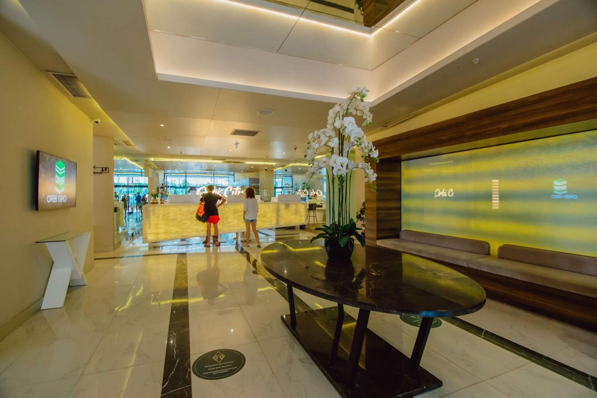 Orbi City Black Sea View Aparthotel Batumi Bagian luar foto