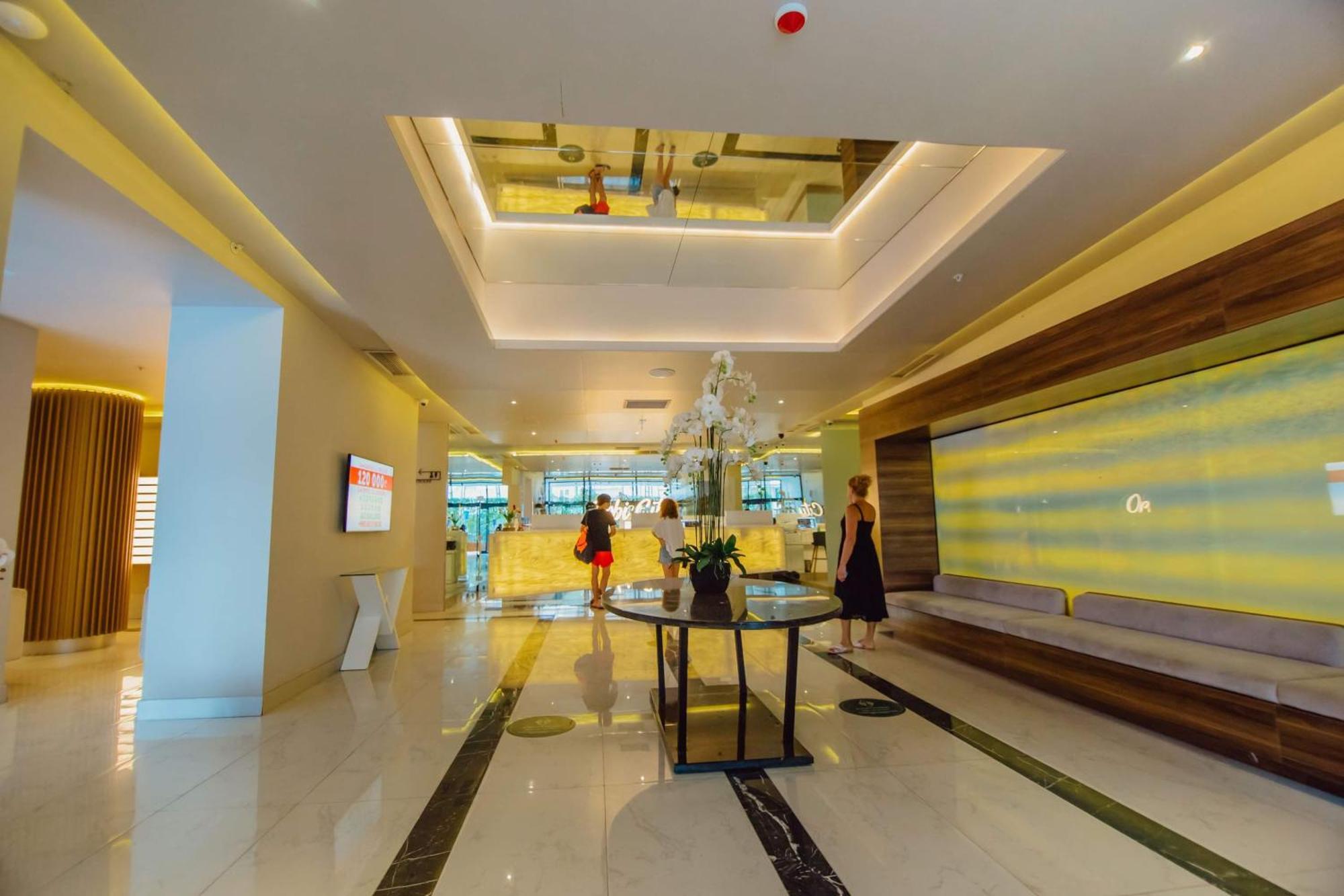 Orbi City Black Sea View Aparthotel Batumi Bagian luar foto