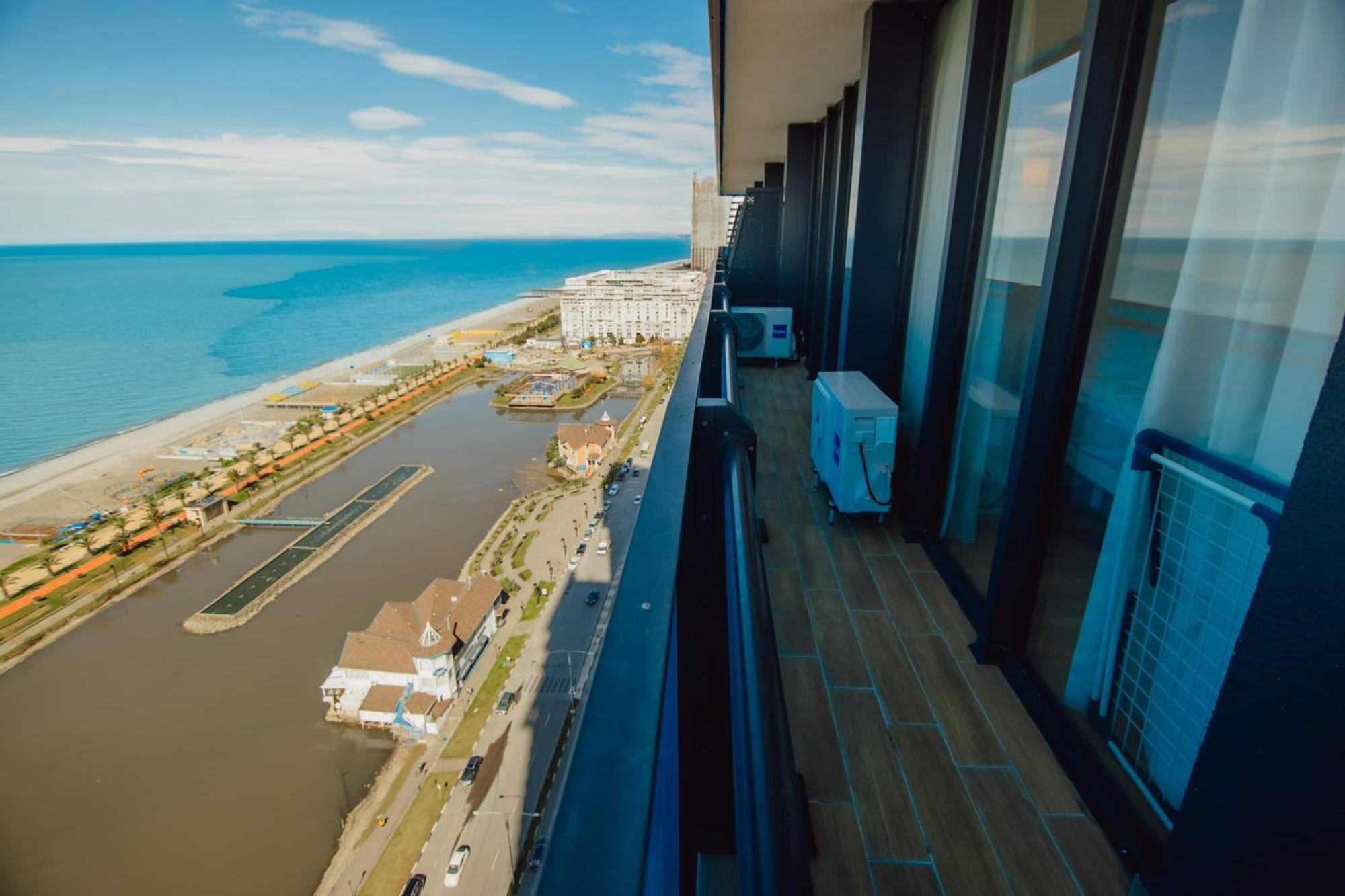Orbi City Black Sea View Aparthotel Batumi Bagian luar foto